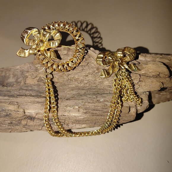 Swag Brooch Yellow Gold Tone Bow Chain Pin Set Ornate Tassel Dangle Detailing - Picture 13 of 14